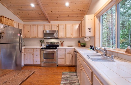 Tahoe Pines House | Dog-Friendly 3-Bedroom Home, Minutes to Beach!
