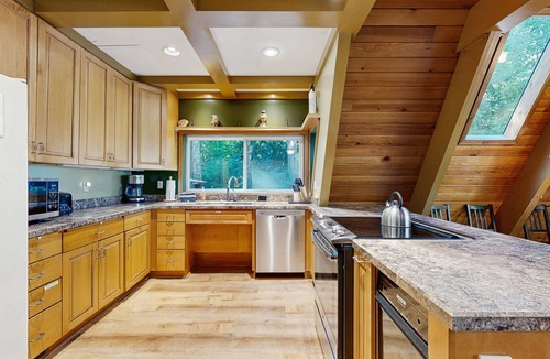 Welches Cabin | Dog-friendly, A-frame cabin with private hot tub - tranquil setting near skiing