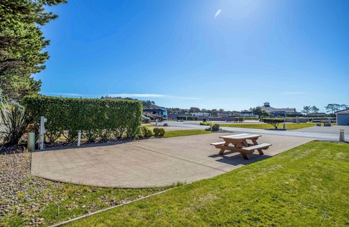 Agate Beach RV Rental | Dog Friendly, Available with 50AMP, 30AMP, Water and Sewer hook up's, WiFi