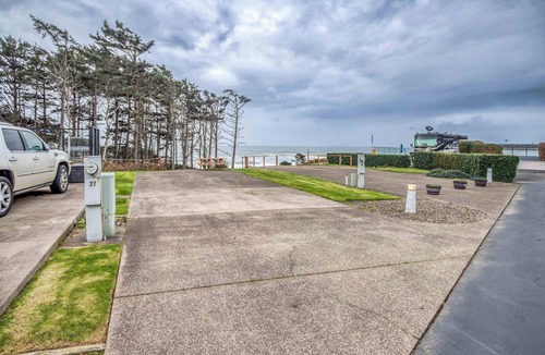 Agate Beach RV Rental | Dog Friendly, Available with 50AMP, 30AMP, Water and Sewer hook up's, WiFi