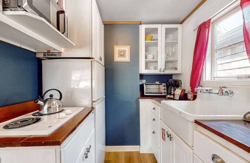 Downtown Cannon Beach House | Dog-Friendly Beach Condo with Free WiFi - Close to Beach