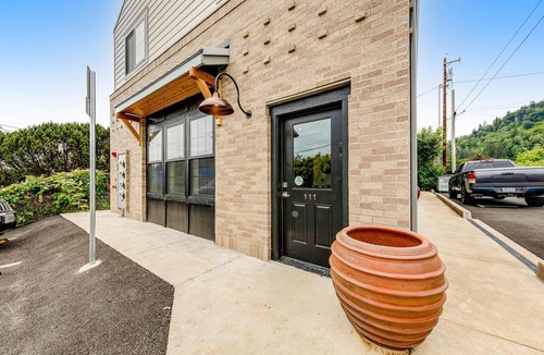 Garibaldi House | Dog-friendly, brand new home with pool table, AC & washer/dryer - near beach
