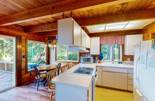 Otis Cabin | Dog-friendly cabin with ocean view, fast WiFi, fireplace, and washer/dryer