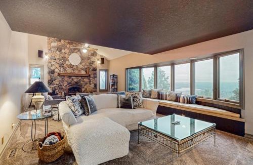 The Dalles House | Dog-friendly hilltop estate with fireplace & incredible Columbia River view