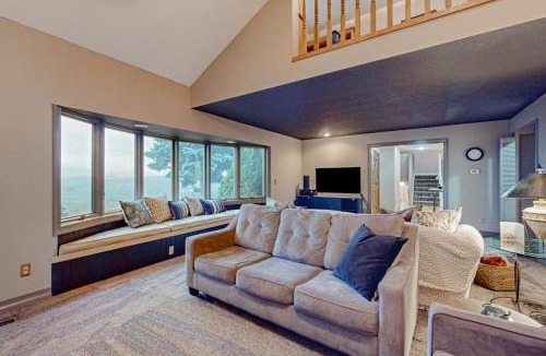 The Dalles House | Dog-friendly hilltop estate with fireplace & incredible Columbia River view