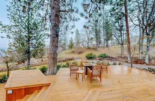 The Dalles House | Dog-friendly hilltop estate with fireplace & incredible Columbia River view
