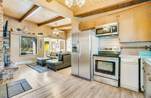 Tierra Del Mar House | Dog-friendly home with hot tub, fireplace, & game room - steps to beach