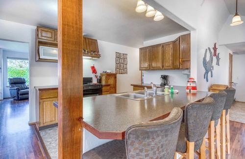 Coos Bay House | Dog-Friendly Home with Wood-Burning Fireplace and Ocean Views - Near the beach