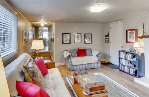 Cannon Beach Cabin | Dog-Friendly House with Entertainment and Yard - Close to Beach and Downtown