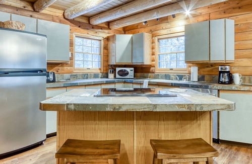 Three Rivers Cabin | Dog-friendly log cabin with a private hot tub, washer/dryer, full kitchen, deck
