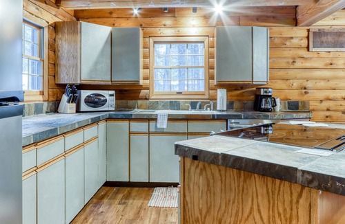 Three Rivers Cabin | Dog-friendly log cabin with a private hot tub, washer/dryer, full kitchen, deck
