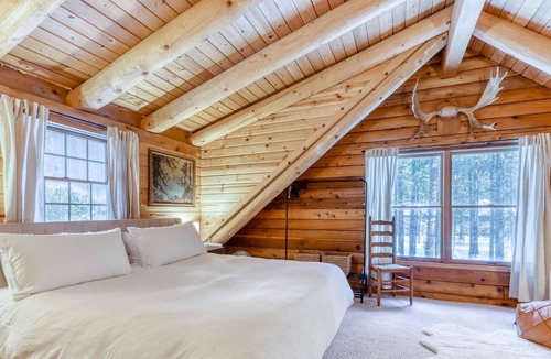 Three Rivers Cabin | Dog-friendly log cabin with a private hot tub, washer/dryer, full kitchen, deck
