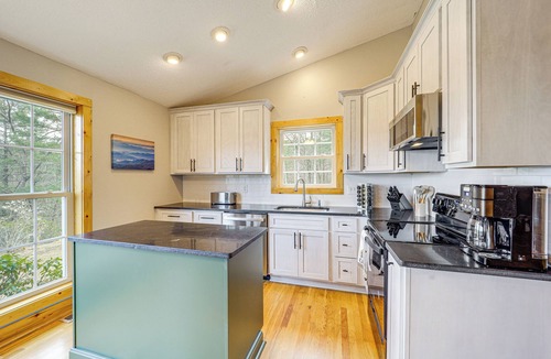Purlear Cabin | Dog Friendly Mountain View Retreat w/Hot Tub