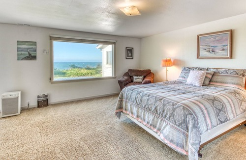 Coos Bay House | Dog-friendly, oceanfront home with patio plus lighthouse & ocean views
