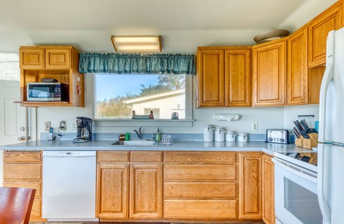 Coos Bay House | Dog-friendly, oceanfront home with patio plus lighthouse & ocean views