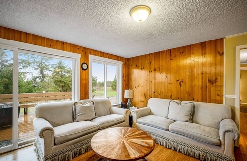 Warrenton House | Dog-friendly retreat near the beach with large yard, WiFi, deck & full kitchen