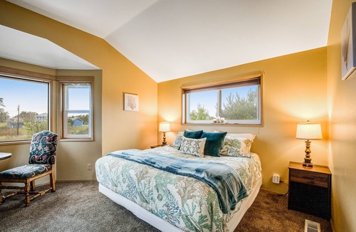 Warrenton House | Dog-friendly retreat near the beach with large yard, WiFi, deck & full kitchen