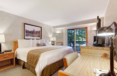 Eagle River Apartment | Dog-friendly studio w/ private deck, lake views & shared tennis/boat docks!