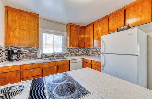 Rockaway Beach Cabin | Dog Friendly Triplex 3 private apartments Easy Walk to the Beach and Town