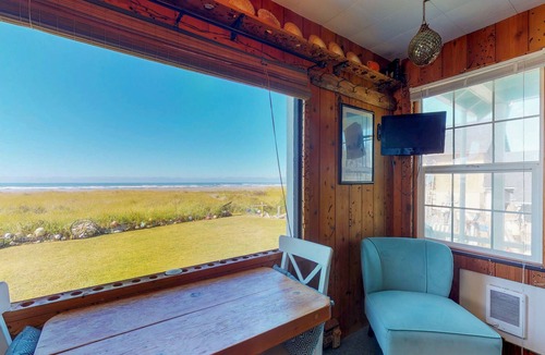 Moclips Apartment | Dog-friendly waterfront studio cottage with private beach access