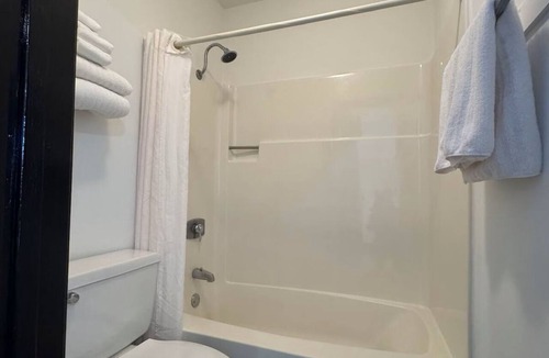 Thief River Falls Hotel | DOUBLE QUEEN Room Cozy in Thief River Falls