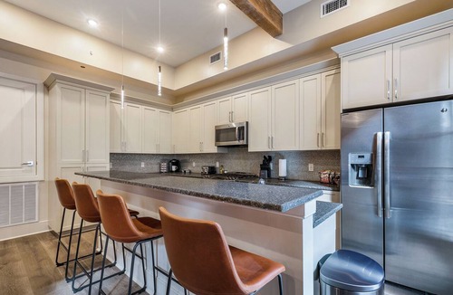 Arts/Warehouse District Apartment | DOUBLE UP ✌🏽Enjoy 2 Levels of Accommodations in the Heart of DOWNTOWN Balconies on Each Level!