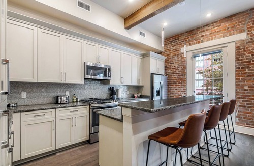 Arts/Warehouse District Apartment | DOUBLE UP ✌🏽Enjoy 2 Levels of Accommodations in the Heart of DOWNTOWN Balconies on Each Level!