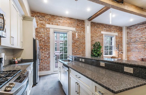 Arts/Warehouse District Apartment | DOUBLE UP ✌🏽Enjoy 2 Levels of Accommodations in the Heart of DOWNTOWN Balconies on Each Level!