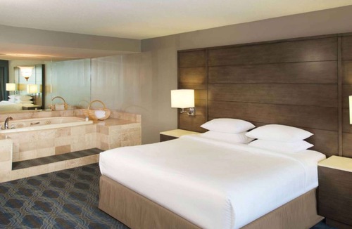 Bloomington Hotel | Doubletree by Hilton Bloomington - Minneapolis South