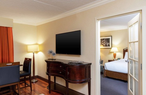 East Paris Hotel | DoubleTree by Hilton Hotel Grand Rapids Airport