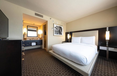 Southeast Houston Hotel | Doubletree by Hilton Houston Hobby Airport