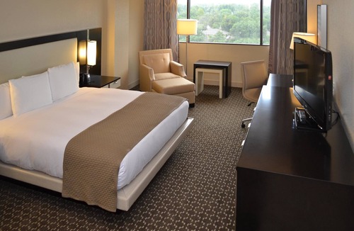 Southeast Houston Hotel | Doubletree by Hilton Houston Hobby Airport