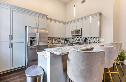 Arts/Warehouse District Condo | DOWNTOWN 2BR Walk to Superdome,Parade French Quarter
