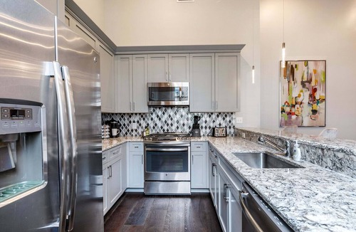 Arts/Warehouse District Condo | DOWNTOWN 2BR Walk to Superdome,Parade French Quarter