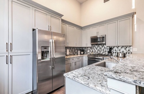 Arts/Warehouse District Condo | DOWNTOWN 2BR Walk to Superdome,Parade French Quarter