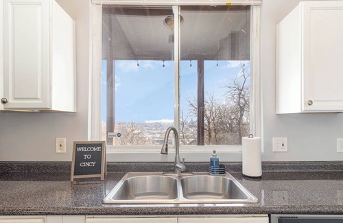 East Price Hill House | Downtown Cincinnati Views—Prime Location, A Few Minutes to Everything!