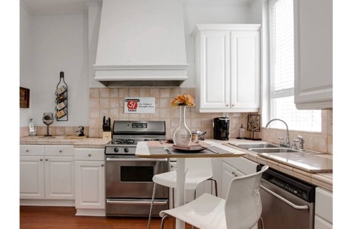 Downtown Memphis House | Downtown Memphis Queen's Library with balcony Apt 201