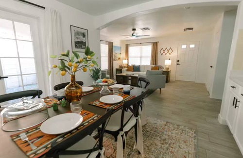 Governmental Mall House | Downtown Phoenix Cozy Home Close to Concerts, Bars, Airport + More!