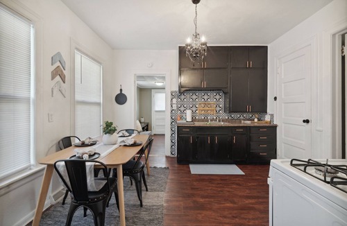 Rossford House | Downtown Rossford/Toledo Restored Arts&Crafts Home