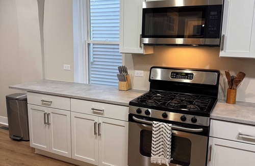 Lower West Side Apartment | Dreamy South Loop Getaway