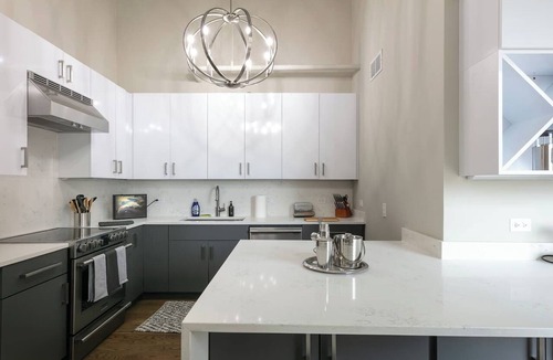 Printers Row Apartment | Dtown Penthouse 11+Parking, Gym, Pvt Patio