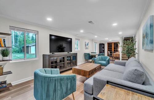 Ann Arbor House | Dual Saunas Beautifully Renovated in 2024