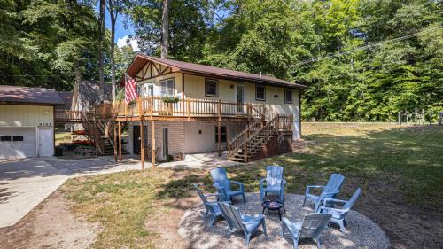 Grawn House | Duck Lake Escape, Dock, Game Room, Kayaks, 7 Beds, Close to Traverse City