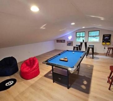 Grawn House | Duck Lake Escape, Dock, Game Room, Kayaks, 7 Beds, Close to Traverse City