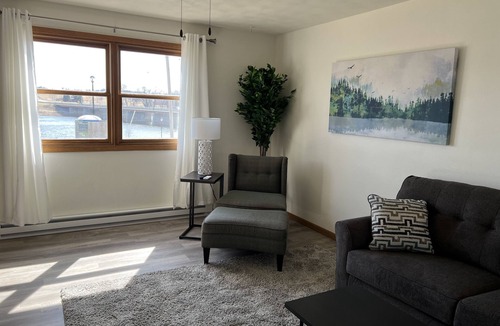 Byron House | Duplex overlooking Rock River