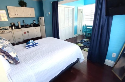 Downtown Apartment | Duval Street Suite overlooking Duval w parking and pool