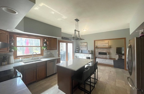 Oshkosh House | EAA-2 miles from grounds. Spacious 4-bedroom house in pleasant Oshkosh
