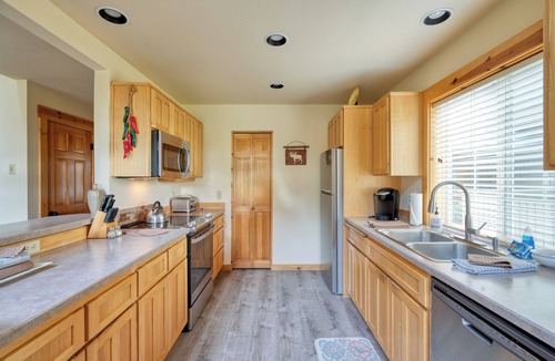 Redmond Cabin | Eagle Crest, Cozy 3-bedroom cabin with Hot Tub and Dog Friendly