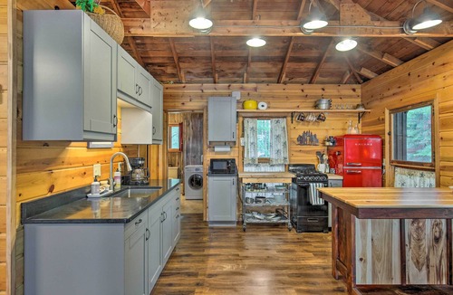 Three Lakes Cabin | Eagle River Lakefront Retreat w/Fire Pit & Grill