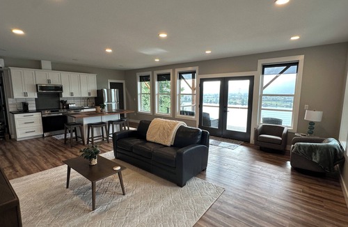 Cathlamet House | Eagles Landing- Luxury multi-family Scenic Retreat on the Columbia river cliffs